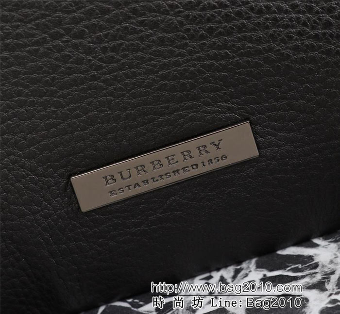 BURBERRY巴寶莉 男士大號手拿包 官網力推款 進口頭層摔紋牛皮 正面壓印經典字母logo 內裏空間充裕 8603  Bhq1044